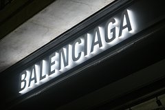 Balenciaga обругали в сети за нелепую модель обуви за 207 тысяч рублей