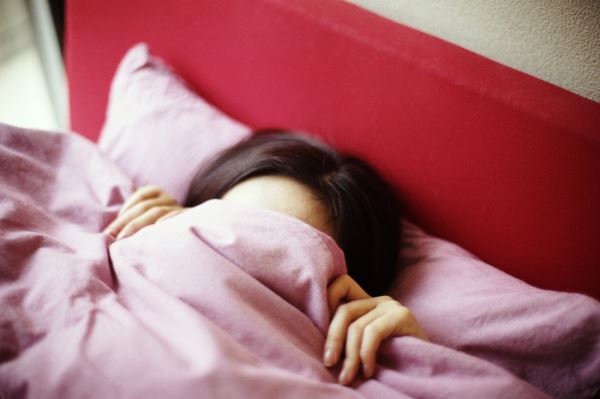 Беспробудные: как живут люди, которые из-за необычной болезни спят неделями
