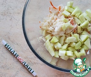 Капустный салат с индейкой и яблоком