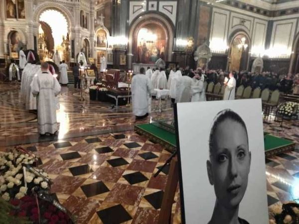 Началась церемония прощания с Инной Чуриковой: Панфилов убит горем, Матвиенко задержалась у гроба