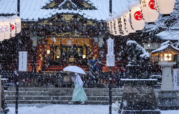Снегопады нарушили транспортное сообщение в Японии