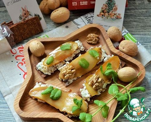 Творожный десерт с орехами и грушей