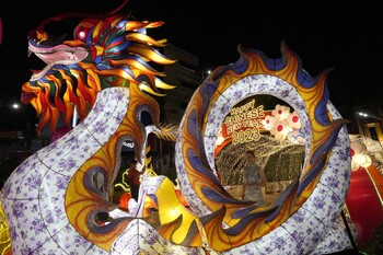 В Китае в преддверии Нового года проходит парад золотых драконов (ВИДЕО)
