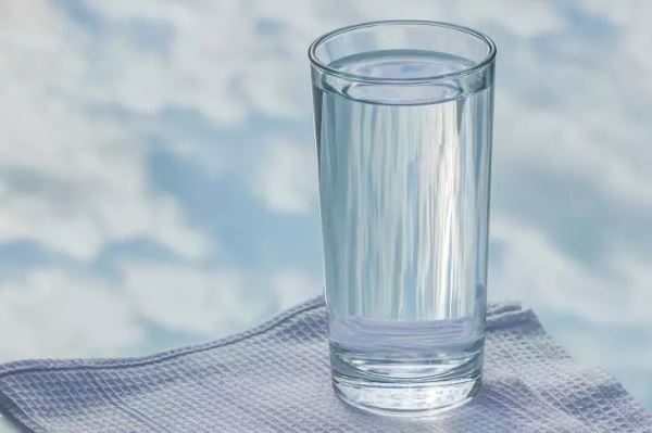 Врач развеяла миф о необходимости выпивать ежедневно по два литра воды