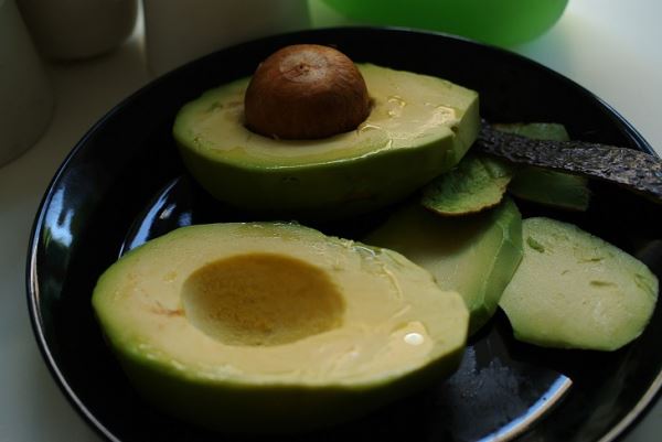 Зачем многие едят авокадо: что делает этот фрукт с организмом