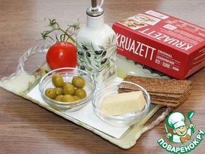Закуска на хлебцах с оливками и сыром