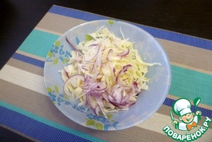 Капустный салат с хрустящим топпингом