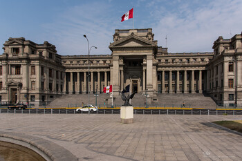 В Перу из-за протестов введён режим ЧП 